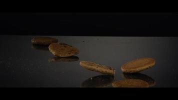 cayendo galletas desde arriba sobre una superficie reflectante - galletas 245 video