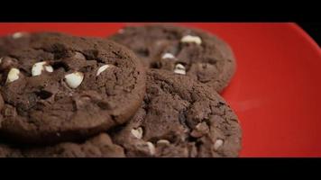 tir cinématique et rotatif de cookies sur une assiette - cookies 045 video