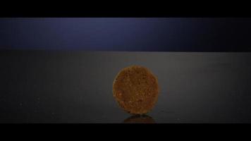 biscotti che cadono dall'alto su una superficie riflettente - biscotti 251 video