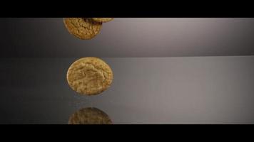 vallende koekjes van bovenaf op een reflecterend oppervlak - koekjes 228 video