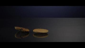 biscoitos caindo de cima para uma superfície reflexiva - biscoitos 235 video