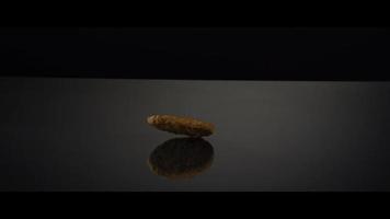 vallende koekjes van bovenaf op een reflecterend oppervlak - koekjes 242 video