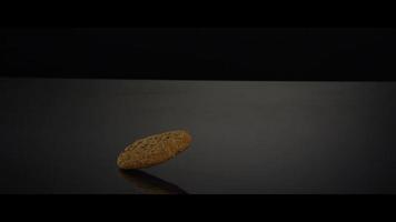 galletas que caen desde arriba sobre una superficie reflectante - galletas 244 video