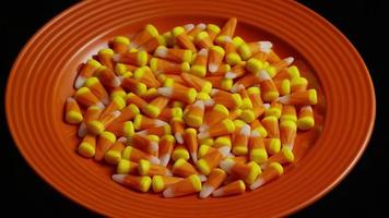 roterend schot van halloween candy corn - candy corn 024 video