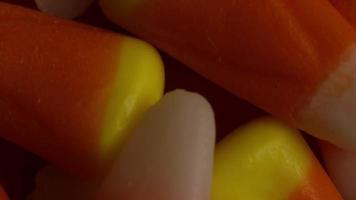 roterend schot van halloween candy corn - candy corn 023 video