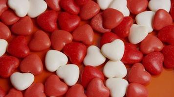 girato stock footage rotante di San Valentino decorazioni e caramelle - San Valentino 0048 video