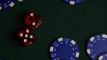 tiro giratório de cartas de pôquer e fichas de pôquer em uma superfície de feltro verde - pôquer 023 video