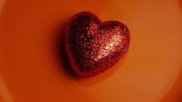 rotierende Stock Footage Aufnahme von Valentinstag Dekorationen und Süßigkeiten - Valentinstag 0037 video