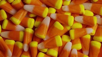 roterend schot van halloween candy corn - candy corn 020 video