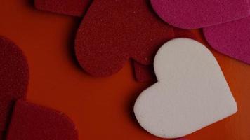 rotierende Stock Footage Aufnahme von Valentinstag Dekorationen und Süßigkeiten - Valentinstag 0091 video