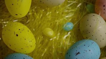 colpo rotante di decorazioni pasquali e caramelle in erba colorata pasqua - pasqua 053 video