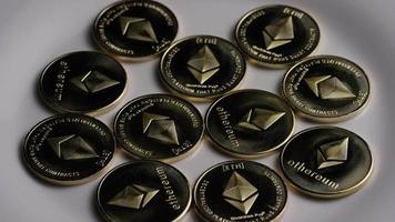 foto rotativa de bitcoins ethereum (criptomoeda digital) - bitcoin ethereum 0068 video