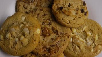 colpo cinematografico e rotante di biscotti su un piatto - biscotti 377 video