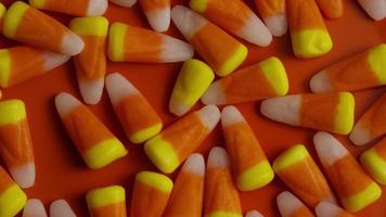 roterend schot van halloween candy corn - candy corn 003 video