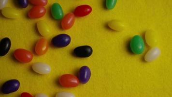 Tir rotatif de jelly beans de Pâques colorés - Pâques 079 video