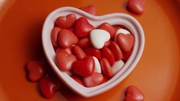 rotierende Stock Footage Aufnahme von Valentinstag Dekorationen und Süßigkeiten - Valentinstag 0075 video