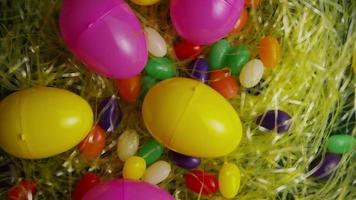 colpo rotante di decorazioni pasquali e caramelle in erba pasquale colorata - Pasqua 005 video