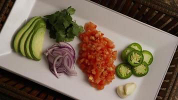 Foto giratoria de hermosas verduras frescas sobre una superficie de madera - barbacoa 110 video