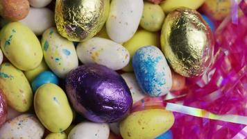 Foto giratoria de coloridos dulces de Pascua sobre un lecho de pasto de Pascua - Pascua 163