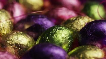 Foto giratoria de coloridos dulces de Pascua sobre un lecho de pasto de Pascua - Pascua 222