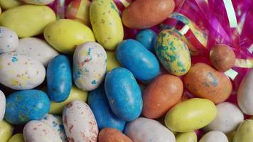 colpo rotante di caramelle colorate di Pasqua su un letto di erba di Pasqua - Pasqua 116 video