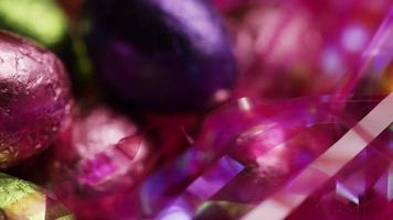 Foto giratoria de coloridos dulces de Pascua sobre un lecho de pasto de Pascua - Pascua 251 video