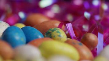 Tourné en rotation de bonbons de Pâques colorés sur un lit d'herbe de Pâques - 149 Pâques video