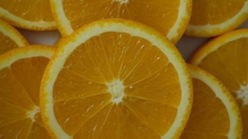 fatia de fruta laranja em câmera lenta video