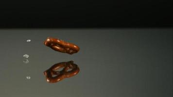 salatini che cadono e rimbalzano in ultra slow motion (1.500 fps) su una superficie riflettente - pretzel phantom 019 video