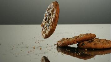 galletas cayendo y rebotando en cámara ultra lenta (1,500 fps) sobre una superficie reflectante - cookies fantasma 074 video