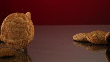 biscotti che cadono e rimbalzano in ultra slow motion (1.500 fps) su una superficie riflettente - cookies phantom 110 video