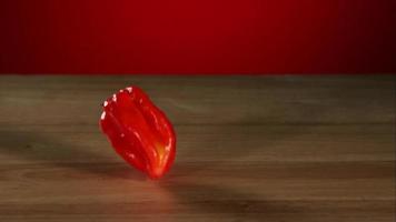 paprika's vallen en stuiteren in ultra slow motion (1500 fps) op een reflecterend oppervlak - stuiterende pepers phantom 005 video