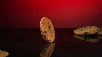 cookies cayendo y rebotando en cámara ultra lenta (1,500 fps) sobre una superficie reflectante - cookies fantasma 027 video