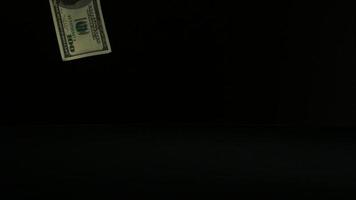 notas americanas de $ 100 caindo em uma superfície reflexiva - dinheiro fantasma 022 video