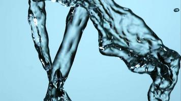 Wasser gießt und spritzt in Ultra-Zeitlupe (1.500 fps) auf eine reflektierende Oberfläche - Wasser gießt 037 video