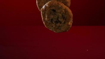 biscotti che cadono e rimbalzano in ultra slow motion (1.500 fps) su una superficie riflettente - cookies phantom 071 video