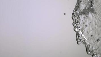 Wasserspritzer in Ultra-Zeitlupe (1.500 fps) auf einer reflektierenden Oberfläche - Wasserspritzer 013 video
