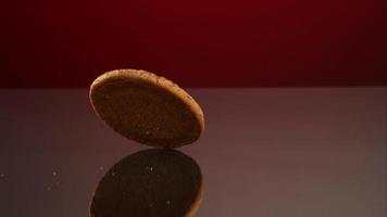 Kekse fallen und springen in Ultra-Zeitlupe (1.500 fps) auf eine reflektierende Oberfläche - Kekse Phantom 109 video