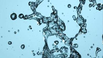 acqua che versa e spruzza in ultra slow motion (1.500 fps) su una superficie riflettente - l'acqua versa 062 video