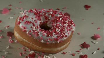 Donuts fallen und springen in Ultra-Zeitlupe (1.500 fps) auf eine reflektierende Oberfläche - Donuts Phantom 030 video