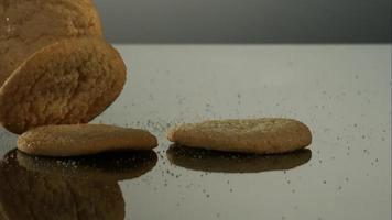 biscoitos caindo e quicando em ultra slow motion (1.500 fps) em uma superfície reflexiva - cookies fantasma 045 video