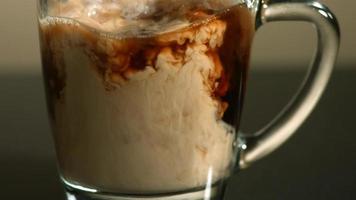 lait versé dans le café au ralenti (1500 images par seconde) - café avec lait fantôme 014 video