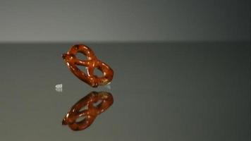 pretzels vallen en stuiteren in ultra slow motion (1500 fps) op een reflecterend oppervlak - pretzels phantom 016 video