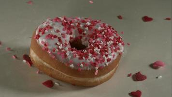 ciambelle che cadono e rimbalzano in ultra slow motion (1.500 fps) su una superficie riflettente - donuts phantom 024 video