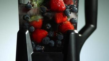 fruta en licuadora en cámara ultra lenta (1,500 fps) - blender phantom 006 video
