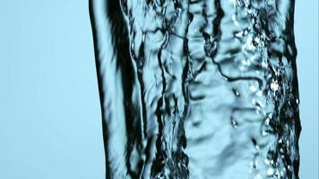 Wasser gießt und spritzt in Ultra-Zeitlupe (1.500 fps) auf eine reflektierende Oberfläche - Wasser gießt 066 video