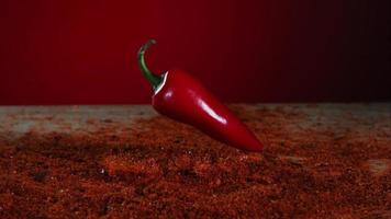 peperoni che cadono e rimbalzano in ultra slow motion (1.500 fps) su una superficie riflettente - bouncing peppers phantom 014 video