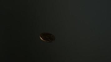 gouden munt die in ultra slow motion (1500 fps) in de lucht flipt - geldmunt fantoom 012 video