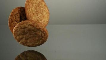 biscoitos caindo e quicando em ultra slow motion (1.500 fps) em uma superfície reflexiva - cookies fantasma 119 video
