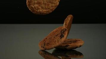 biscotti che cadono e rimbalzano in ultra slow motion (1.500 fps) su una superficie riflettente - cookies phantom 135 video